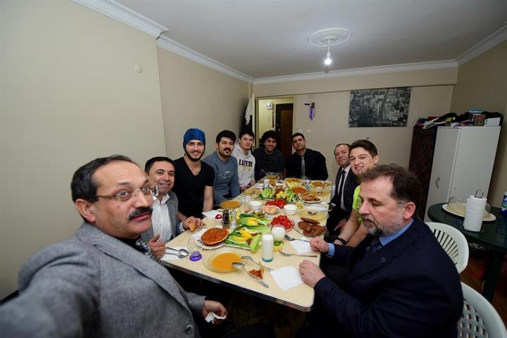 Öğrenciler çağırdı, rektör vekili çiğ köfte yemeye gitti