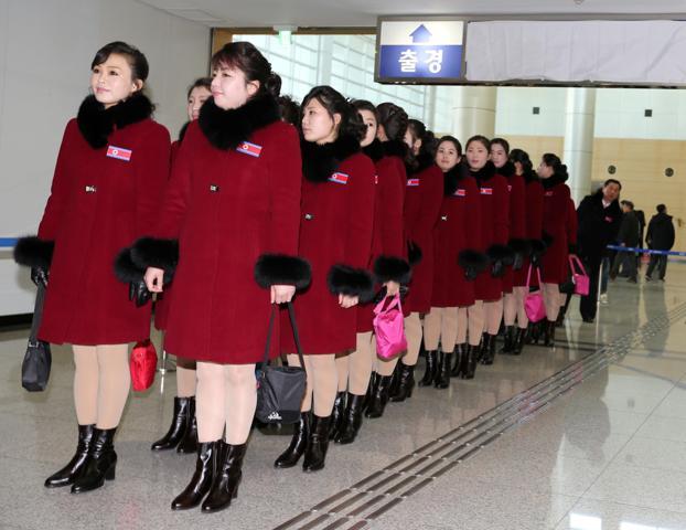 Kuzey Koreli ponpon kızlar giderken de hizayı bozmadı