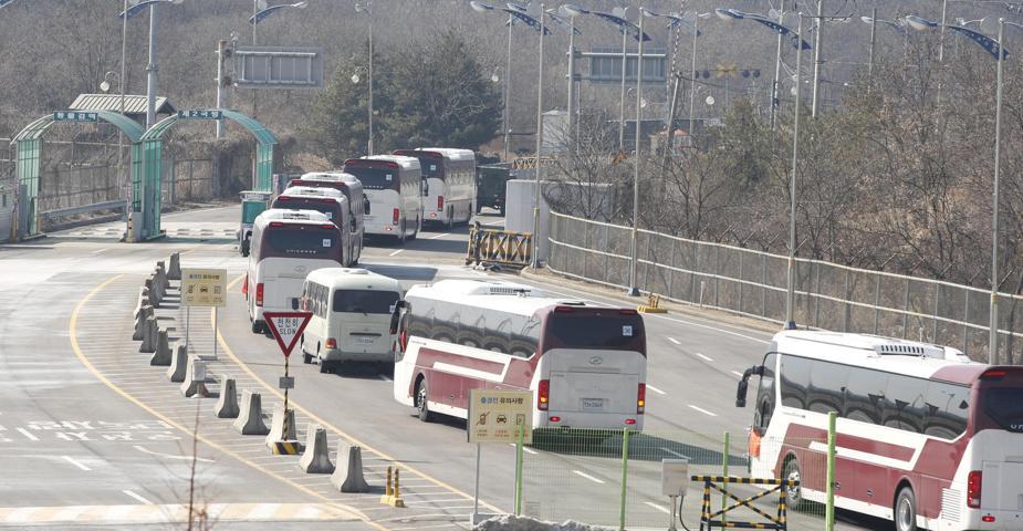 Kuzey Koreli ponpon kızlar giderken de hizayı bozmadı