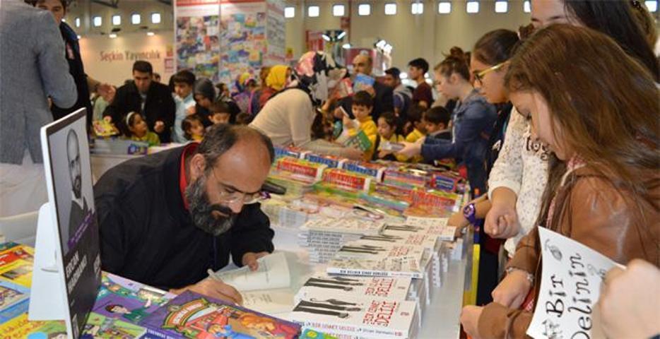Eşofman mesajları tepki çeken öğretmen ihraç edildi