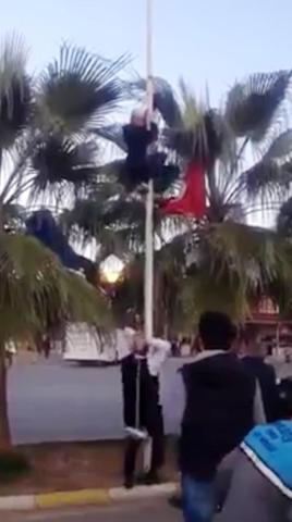 Bayrağı indirmeye çalışan akli dengesi bozuk kişiye linç girişimi