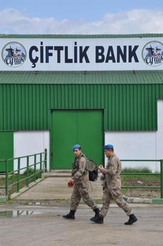 Jandarma Özel Harekat Çiftlik Bank önünde