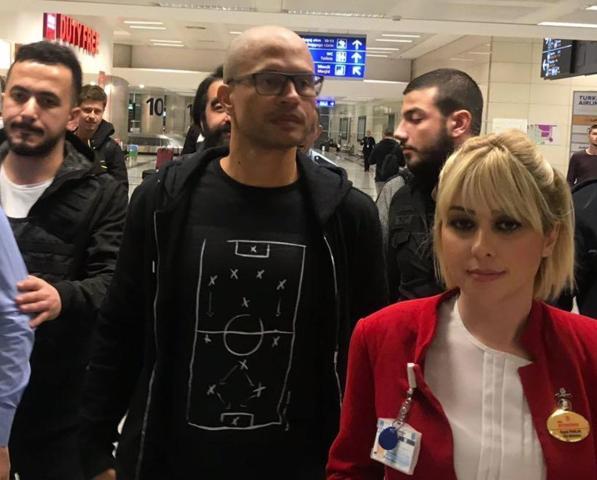Alex de Souza yüzde 70 Türk çıktı: Uzaktan kumandayı streçle kaplıyor
