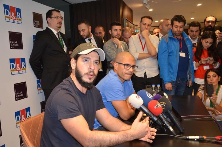 Alex de Souza kitap imzaladı, AVMde kuyruk oluştu