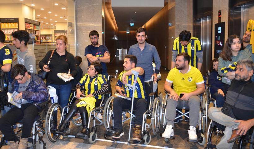 Alex de Souza kitap imzaladı, AVMde kuyruk oluştu