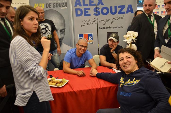 Alex de Souza kitap imzaladı, AVMde kuyruk oluştu