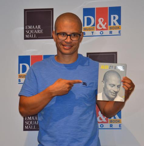Alex de Souza kitap imzaladı, AVMde kuyruk oluştu