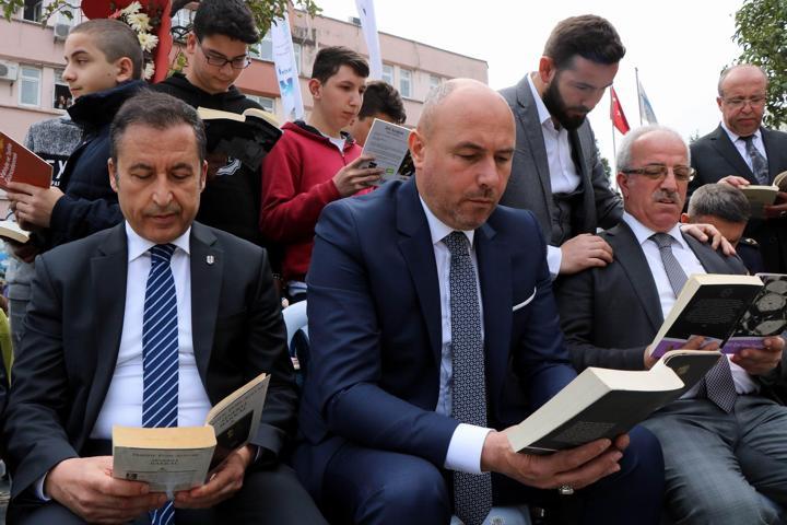 Tekkeköyde rekor: 5555 kişi aynı anda kitap okudu