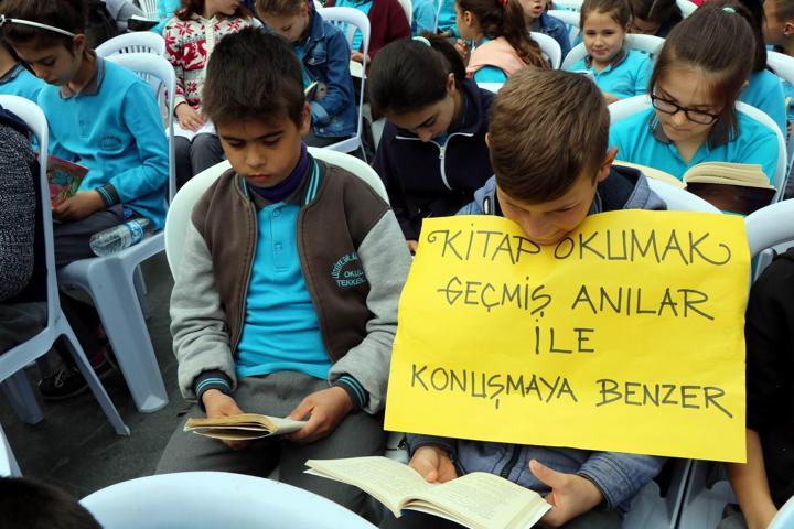 Tekkeköyde rekor: 5555 kişi aynı anda kitap okudu