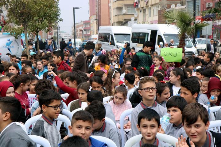 Tekkeköyde rekor: 5555 kişi aynı anda kitap okudu