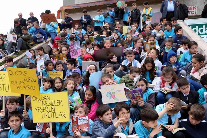 Tekkeköyde rekor: 5555 kişi aynı anda kitap okudu
