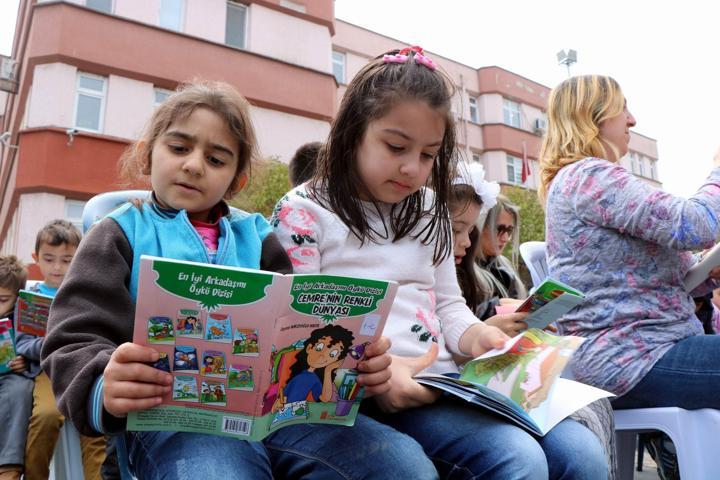 Tekkeköyde rekor: 5555 kişi aynı anda kitap okudu