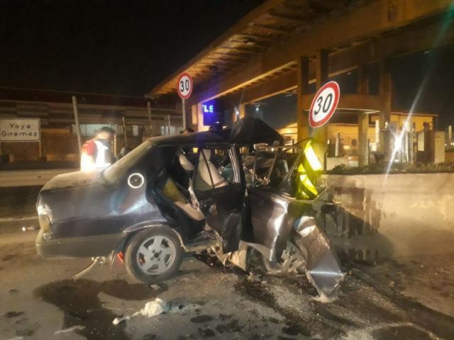 Otoyolda feci kaza: Beton bariyerlere çarptı