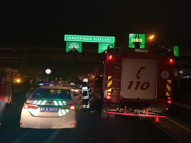Otoyolda feci kaza: Beton bariyerlere çarptı