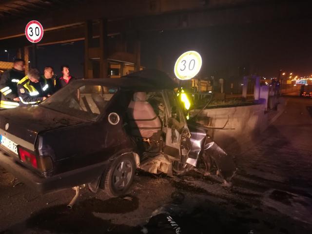 Otoyolda feci kaza: Beton bariyerlere çarptı