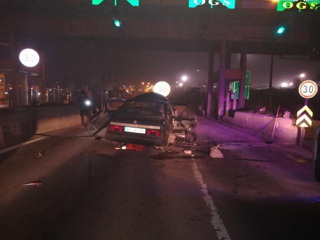 Otoyolda feci kaza: Beton bariyerlere çarptı