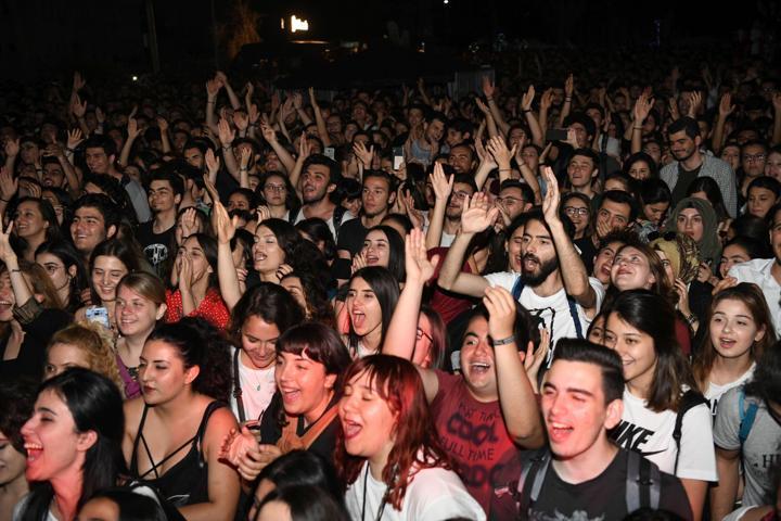 Üniversite rektöründen öğrencilere konser