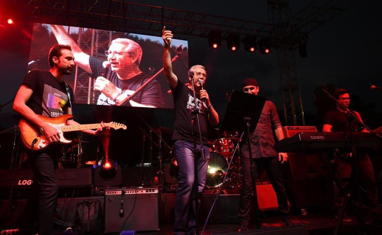 Üniversite rektöründen öğrencilere konser