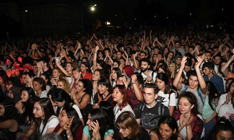 Üniversite rektöründen öğrencilere konser