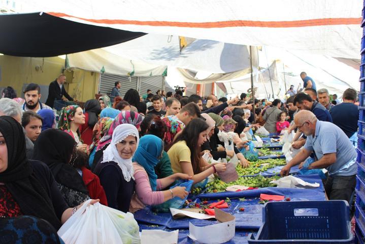 Pazarın tamamını satın aldı, vatandaşa bedava dağıttı