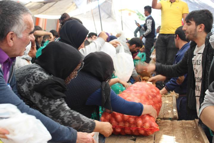Pazarın tamamını satın aldı, vatandaşa bedava dağıttı