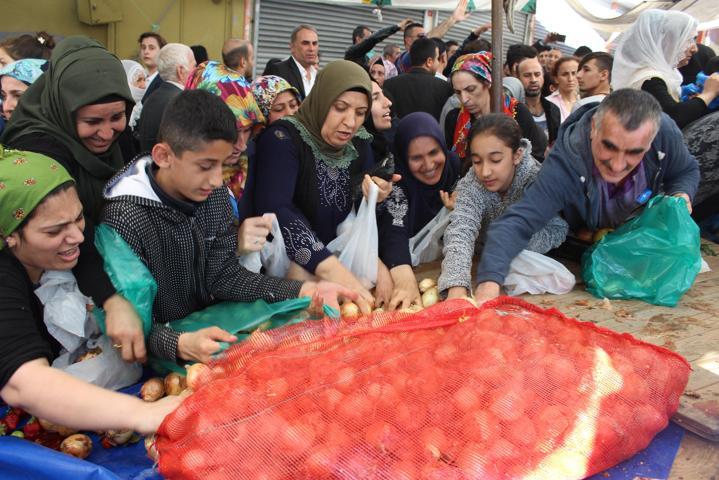Pazarın tamamını satın aldı, vatandaşa bedava dağıttı