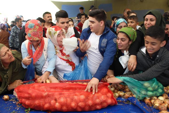 Pazarın tamamını satın aldı, vatandaşa bedava dağıttı