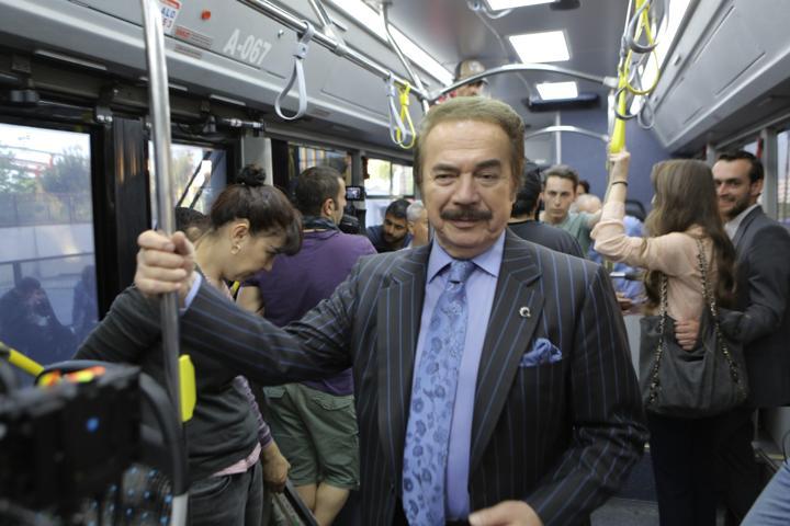 Gencebay reklam filminde oynadı sosyal medyada olay oldu