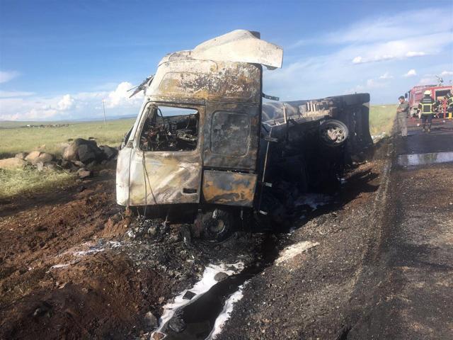 Kaza yapan petrol tankeri küle döndü