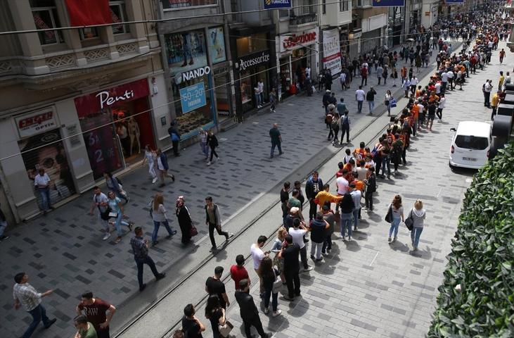 Galatasaraylılar Taksimde uzun kuyruklar oluşturdu