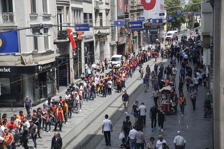 Galatasaraylılar Taksimde uzun kuyruklar oluşturdu
