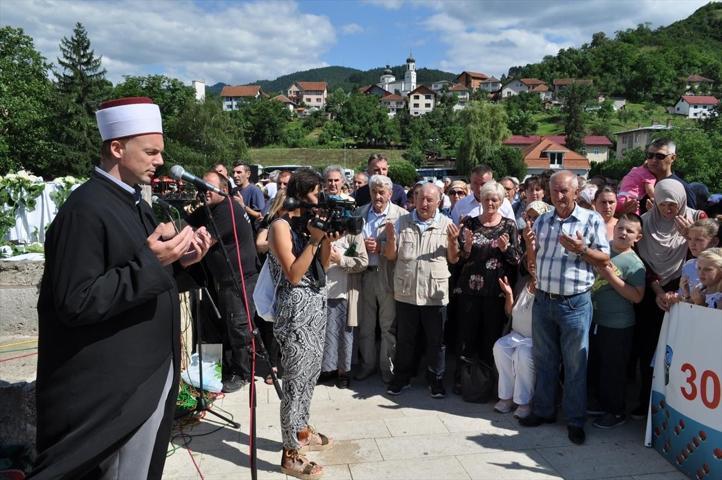 Bosna Savaşında öldürülenler için Drina Nehrine gül bırakıldı