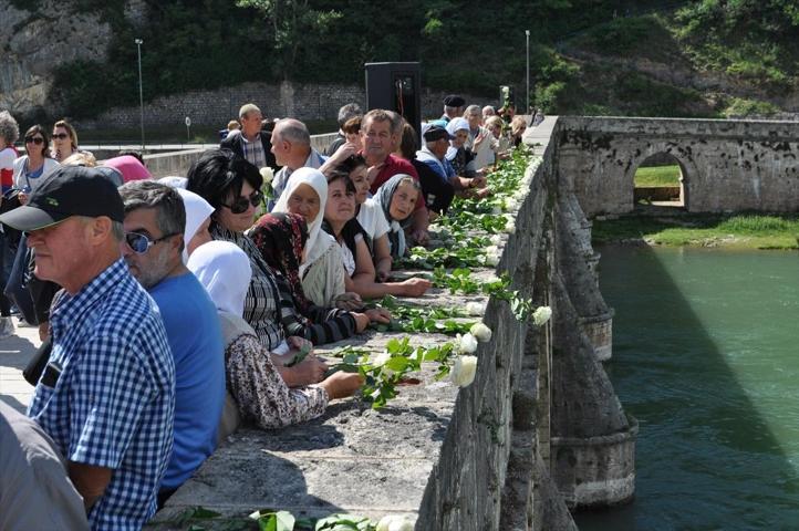 Bosna Savaşında öldürülenler için Drina Nehrine gül bırakıldı