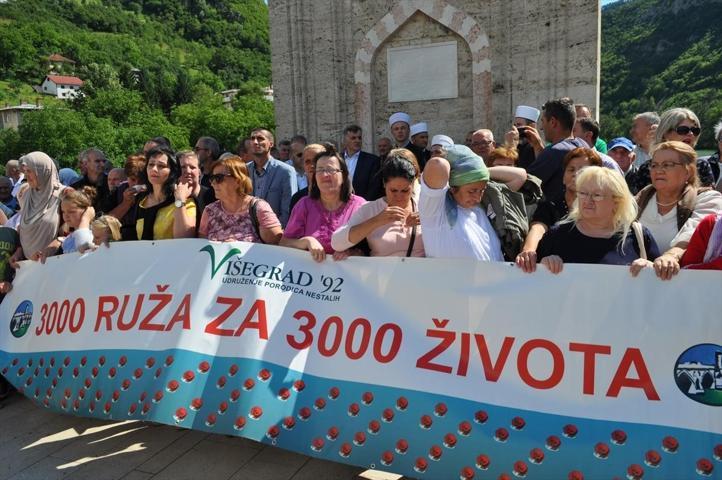 Bosna Savaşında öldürülenler için Drina Nehrine gül bırakıldı