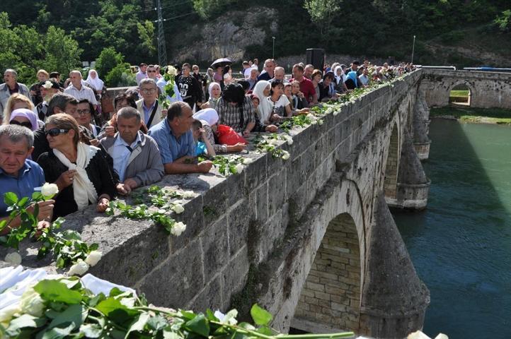 Bosna Savaşında öldürülenler için Drina Nehrine gül bırakıldı