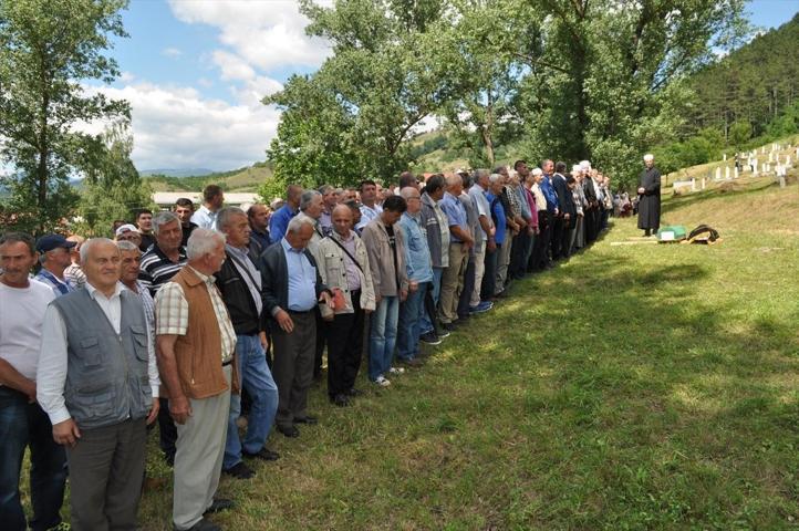 Bosna Savaşında öldürülenler için Drina Nehrine gül bırakıldı