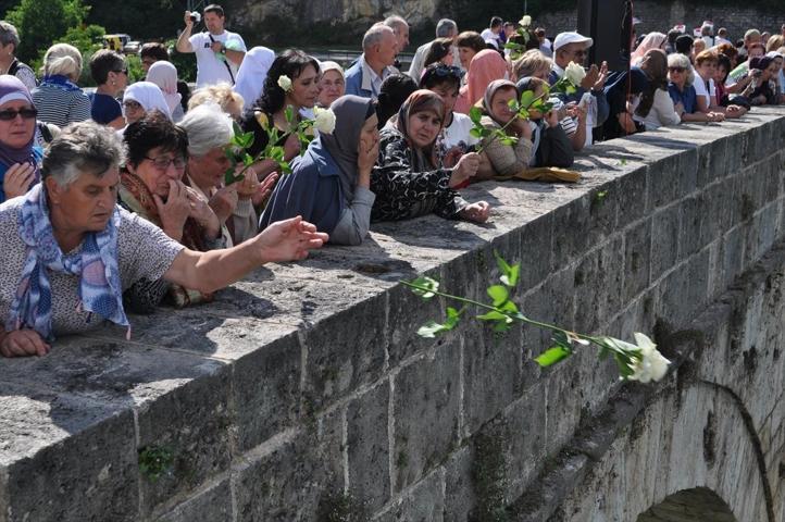 Bosna Savaşında öldürülenler için Drina Nehrine gül bırakıldı