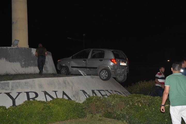 Aracın kontrolünü kaybetti, Smryna Anıtına çarptı