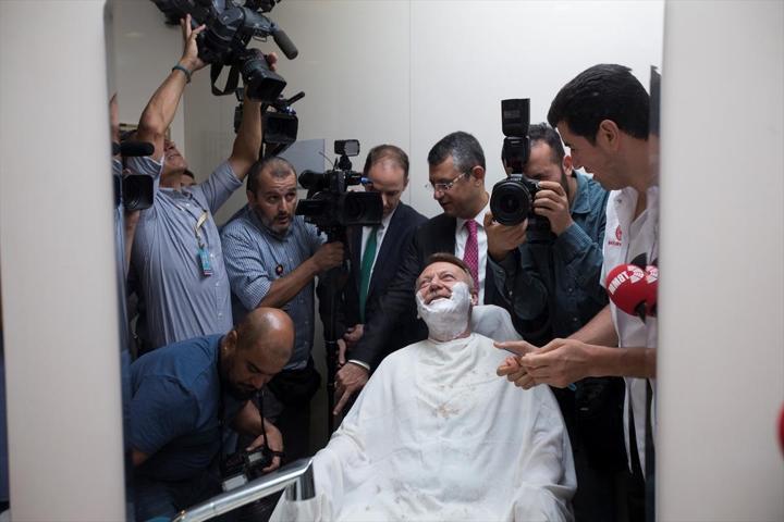 CHPli Aytuğ Atıcı OHAL sona erince sakalını kesti
