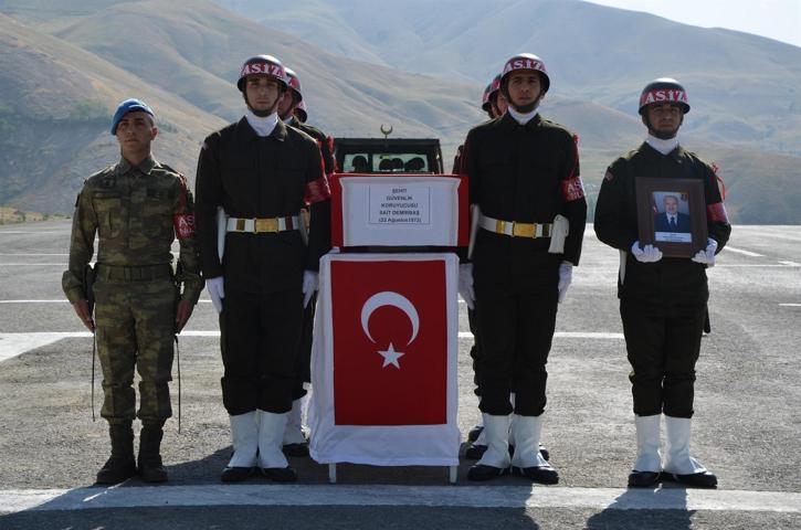 Şehit güvenlik korucusu için Hakkaride tören