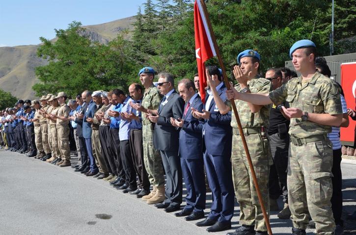 Şehit güvenlik korucusu için Hakkaride tören
