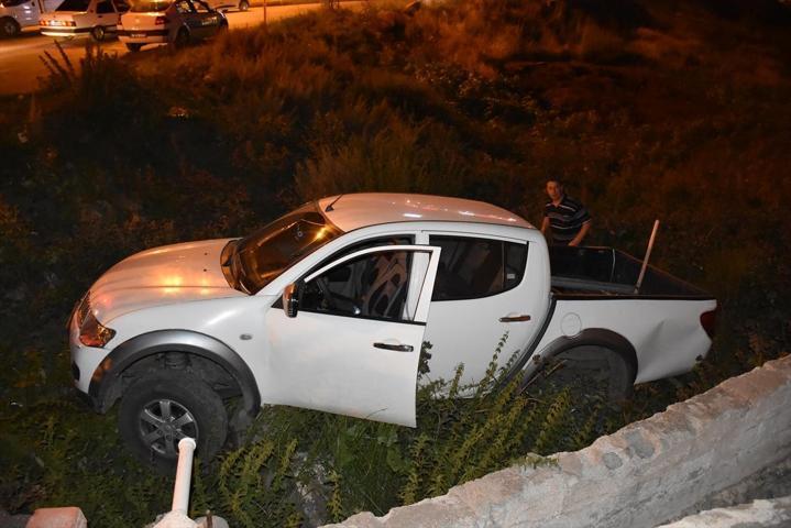 El frenini çekmeyi unutunca otomobille şarampole devrildi
