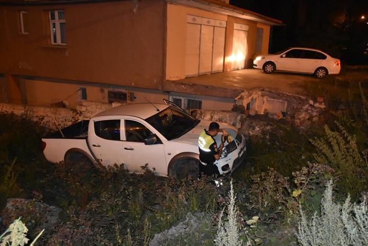 El frenini çekmeyi unutunca otomobille şarampole devrildi