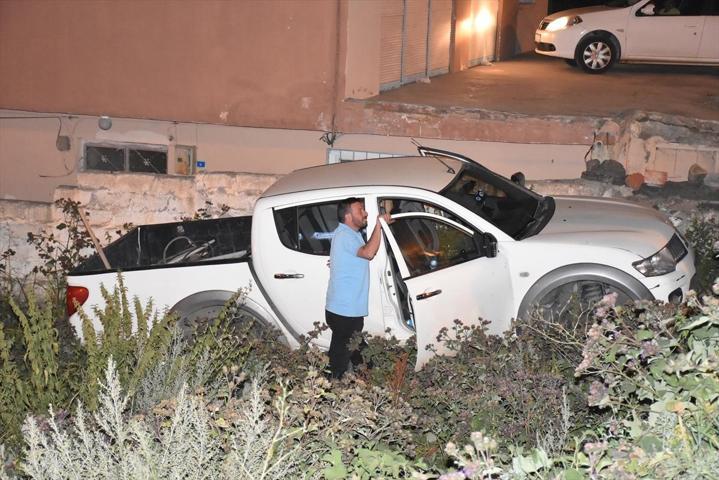 El frenini çekmeyi unutunca otomobille şarampole devrildi