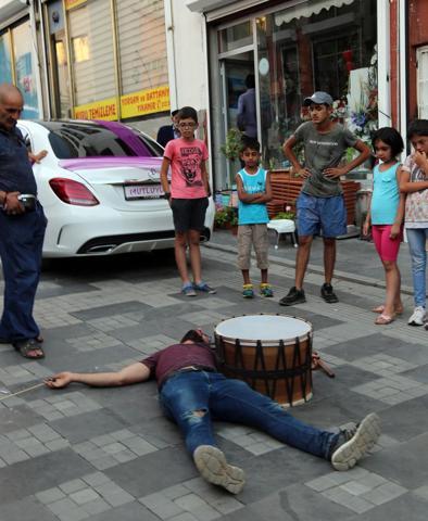 Fenomen davulcu Muharrem, herkesin dikkatini çekiyor