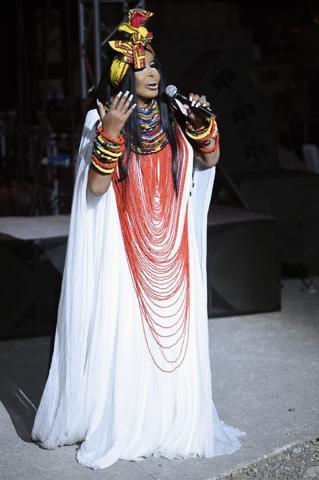 Diva, ilk kez sanat güneşi Zeki Mürenden okudu