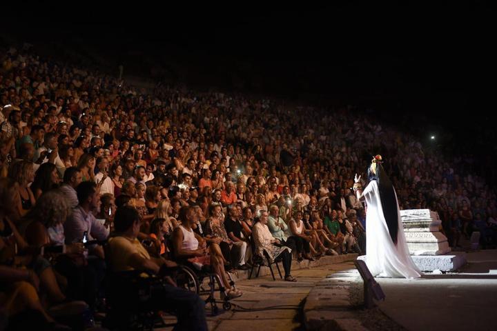 Diva, ilk kez sanat güneşi Zeki Mürenden okudu