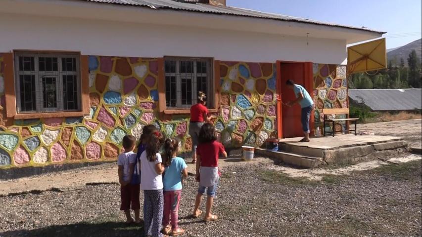 Öğretmenler duvar boyayıp, kapı pencere sildi