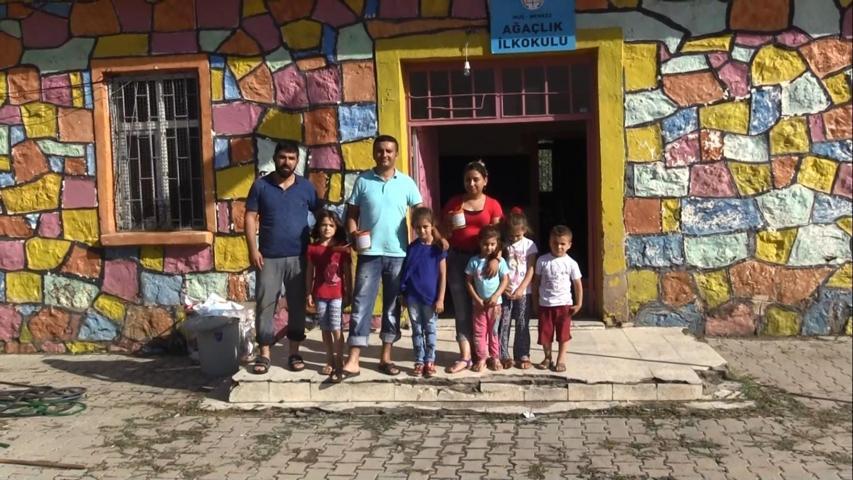 Öğretmenler duvar boyayıp, kapı pencere sildi