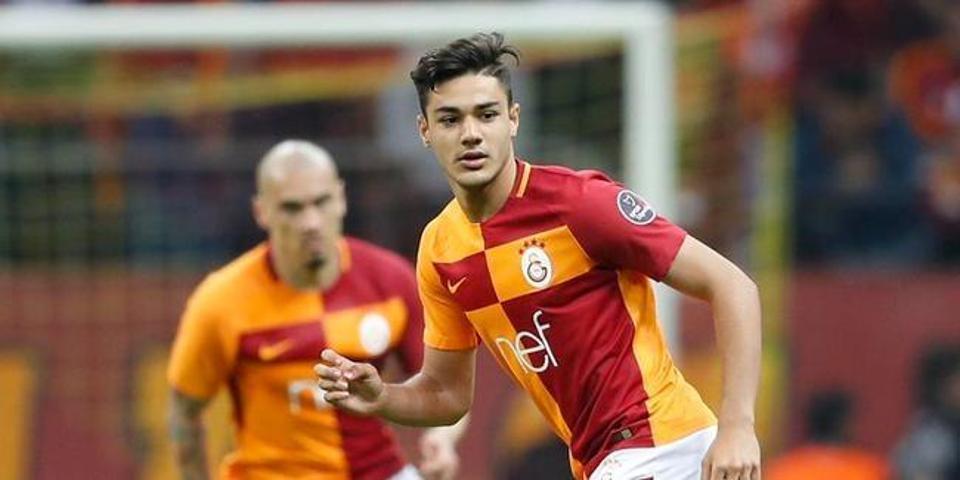 Baba parasıyla telefon alan adam Ozan Kabaka sallıyor
